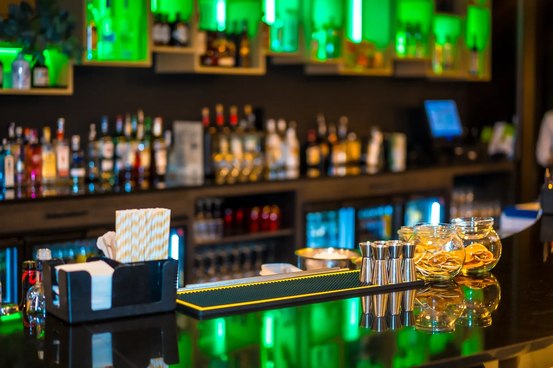 Interior de bar sofisticado — el nivel de pulido que aportamos a cada proyecto