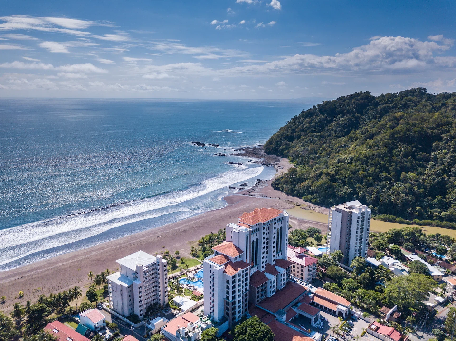 Vista aérea de Playa Jacó en la costa pacífica de Costa Rica — la base de tu equipo nearshore
