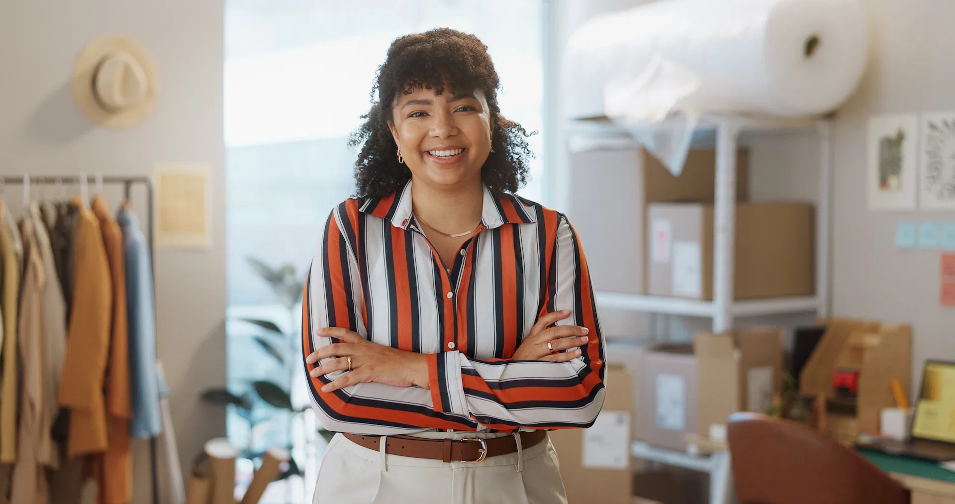 Diseñadora de moda confiada en su atelier — emprendedoras creativas escalando sus marcas en línea