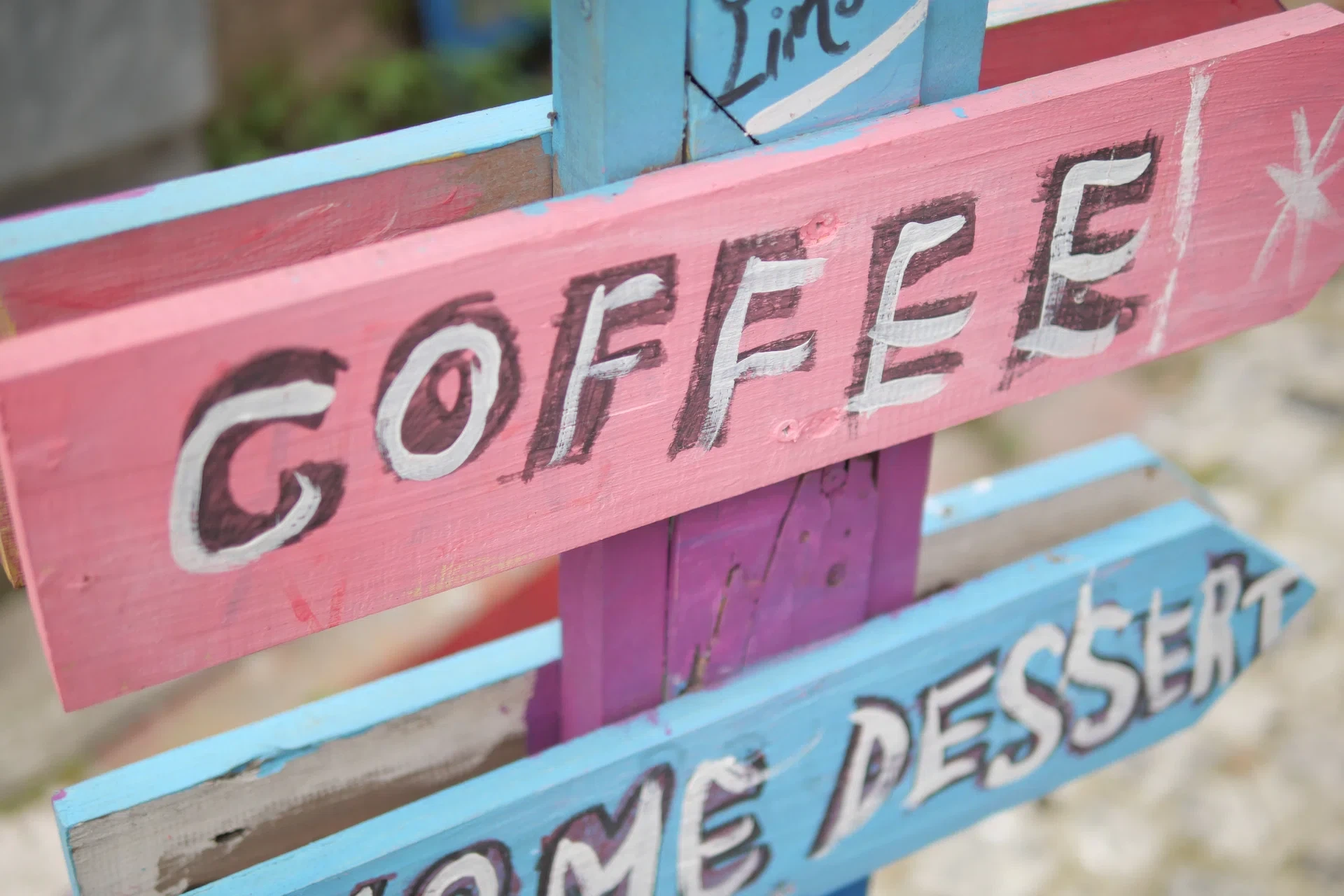 Letrero artesanal de cafetería — cafés de barrio que llevamos en línea y al mapa