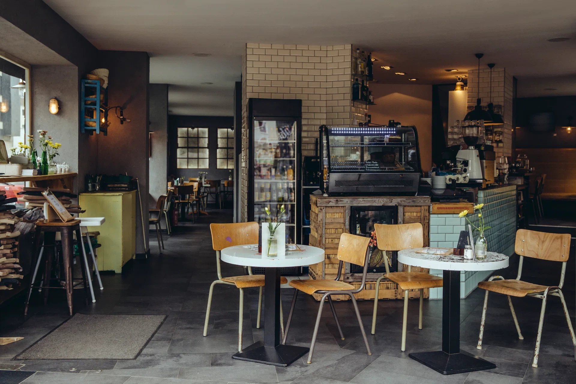 Interior de cafetería al atardecer — los pequeños negocios boutique que nuestras plantillas visten en línea
