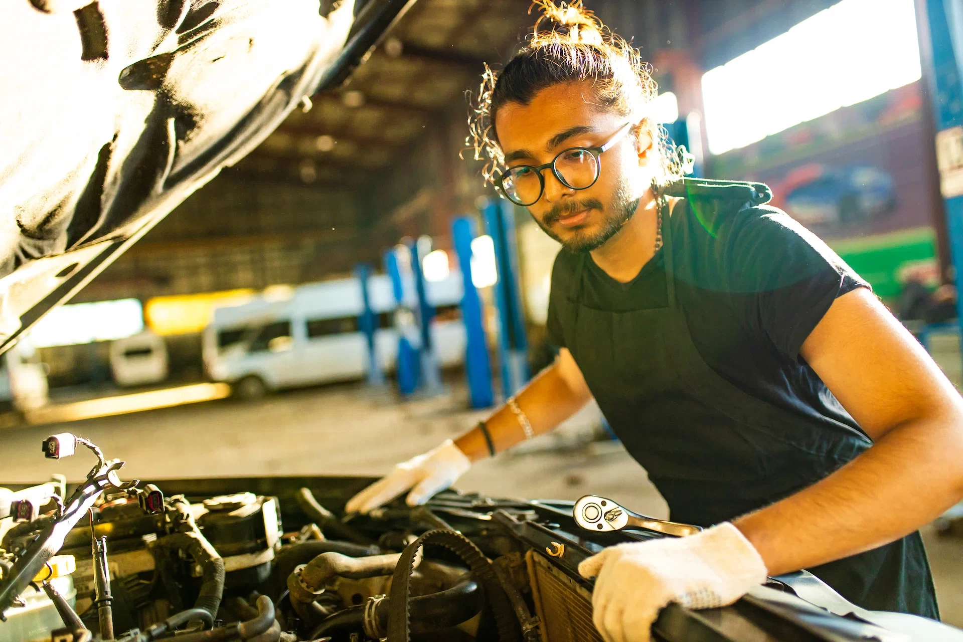 Mecánico automotriz trabajando en su taller — operadores de servicios técnicos para quienes construimos software de reservas y operaciones