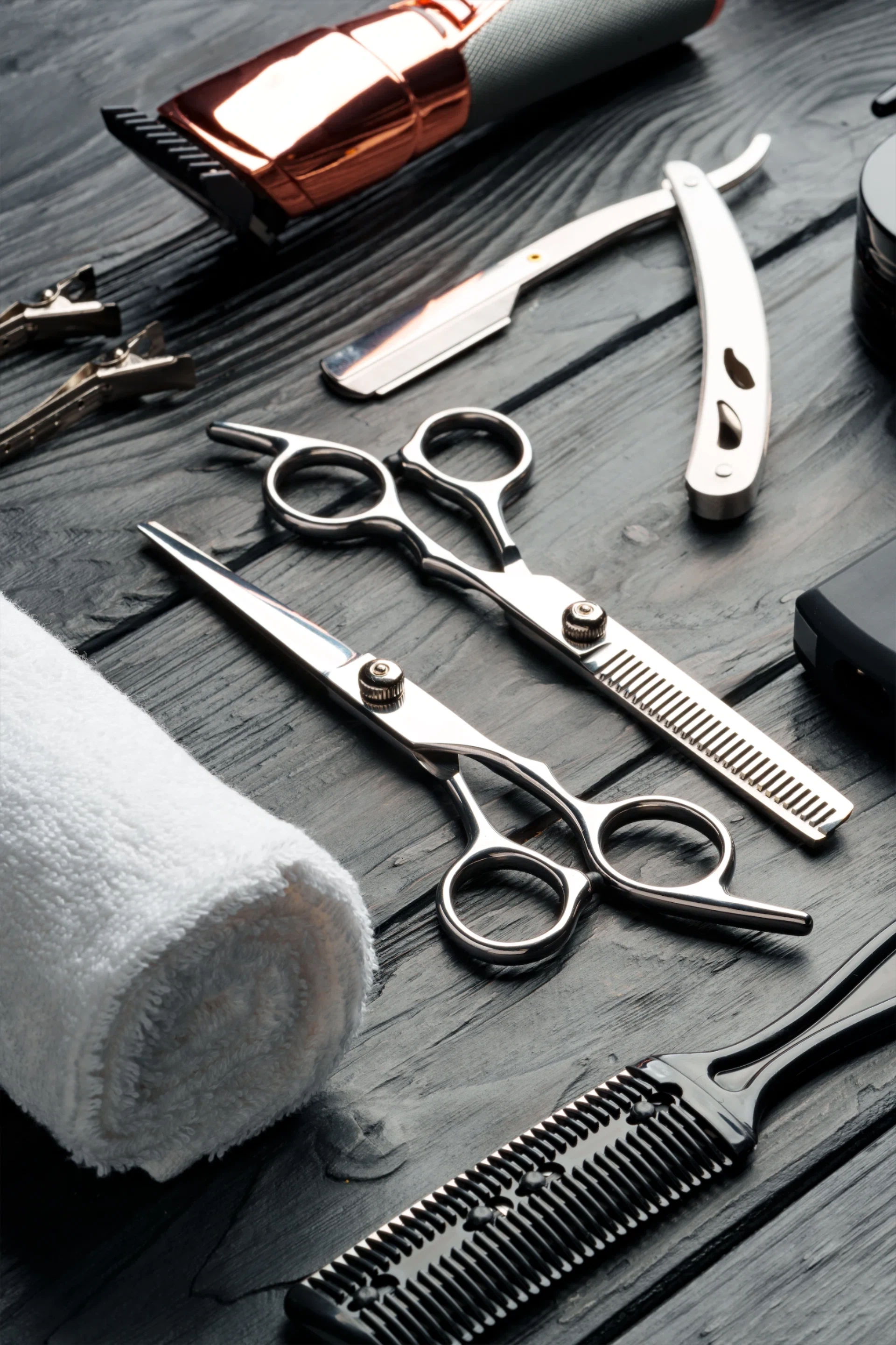 Vista previa de plantilla Beauty Studio — herramientas de barbería sobre madera oscura, evocando la elegancia de nuestra plantilla de belleza y bienestar